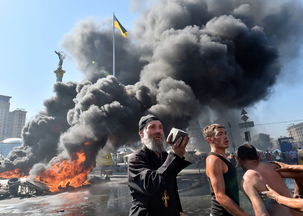 乌克兰基辅独立广场为抗拆街垒爆发冲突 